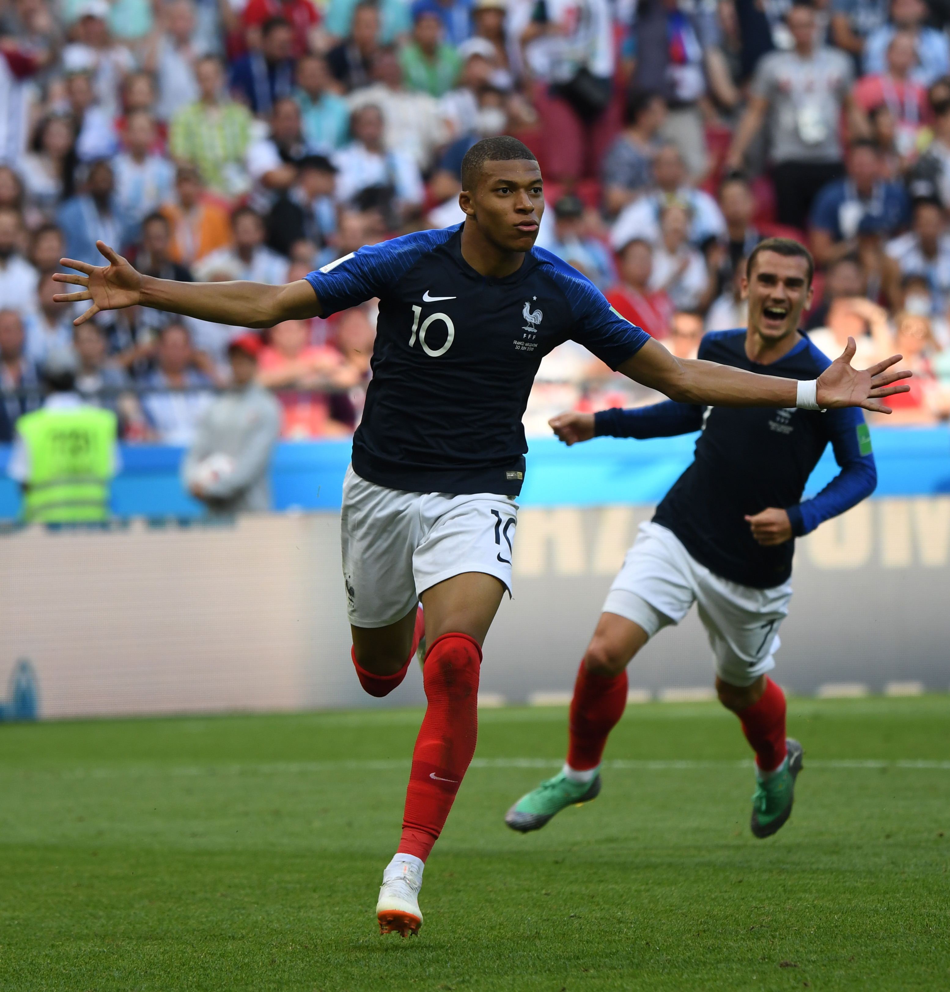 半场： 萨索洛2-1佛罗伦萨，曼德拉戈拉点射，沃尔帕托破门（半场战报：萨索洛2-1领先佛罗伦萨，曼德拉戈拉点球命中，沃尔帕托建功）