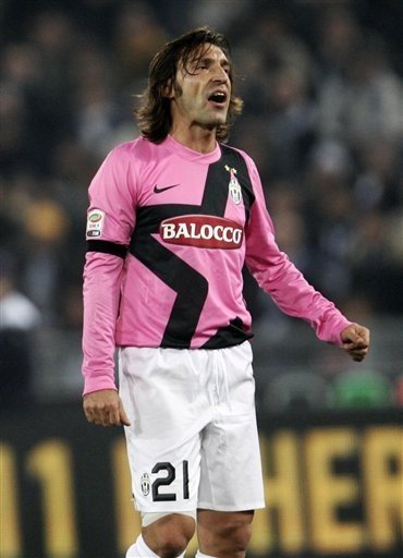 阿根廷国家队抵达安哥拉，大批球迷等候并高呼梅西名字（阿根廷国家队飞抵安哥拉，众多球迷迎候高喊梅西）