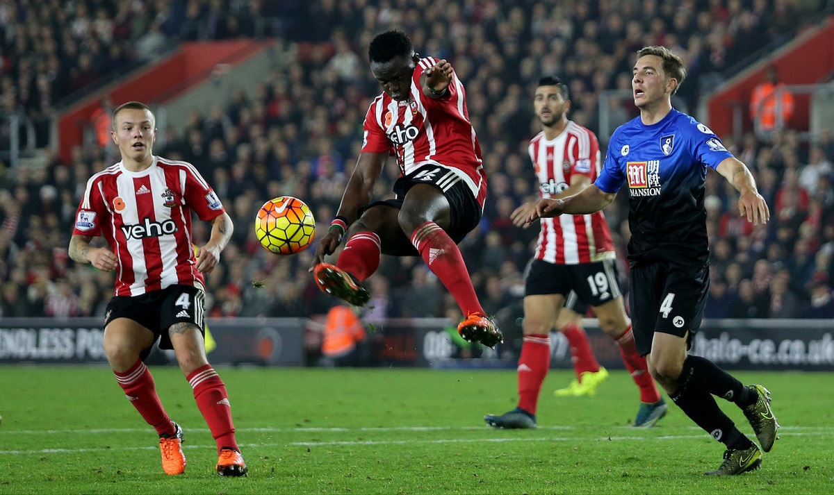 排面，泰州当地路牌上写着“苏超冠军城，泰州欢迎您”（泰州路牌打出“苏超冠军城，泰州欢迎您”，排面十足）