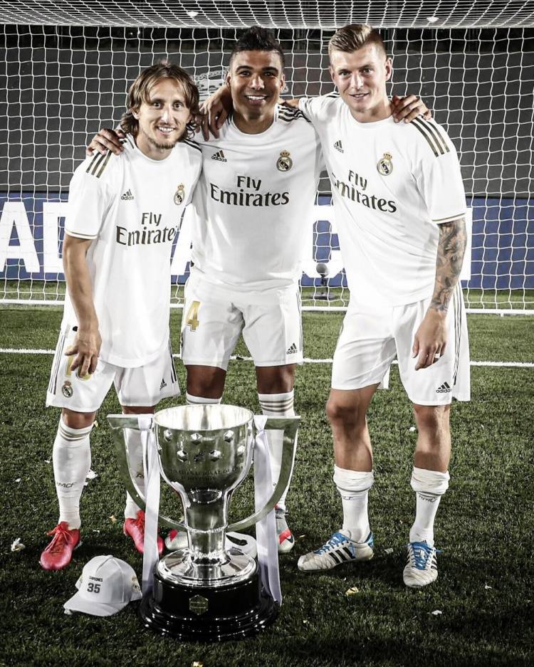 达成尤文生涯200场里程碑，洛卡特利获赠纪念球衣（洛卡特利迎尤文生涯第200场，获赠纪念球衣）