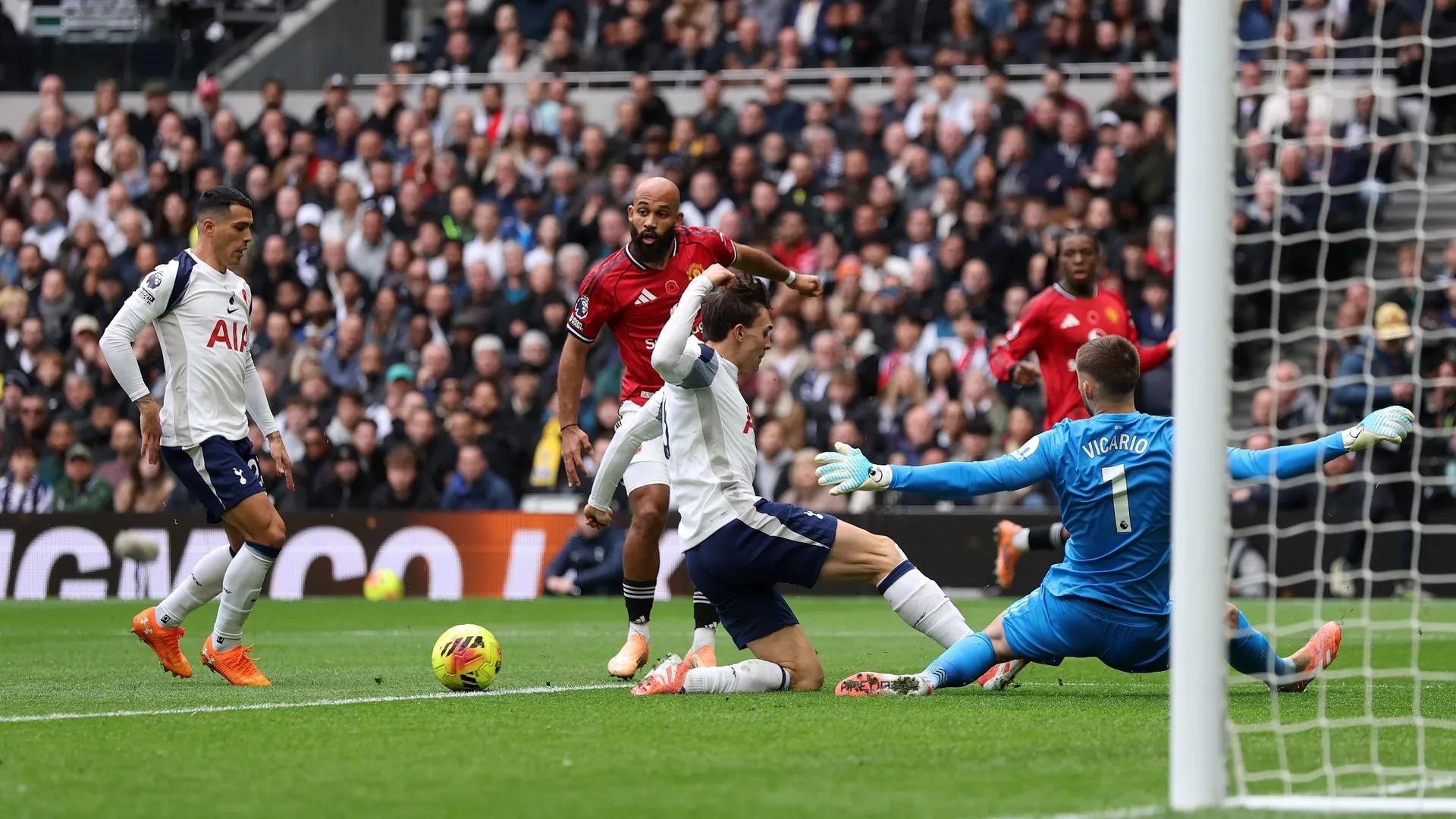 上任后首次露面，国足新帅邵佳一现场观战中国U22vs越南U22（履新后首次公开亮相，国足新帅邵佳一现身观战U22中国队对阵U22越南队）