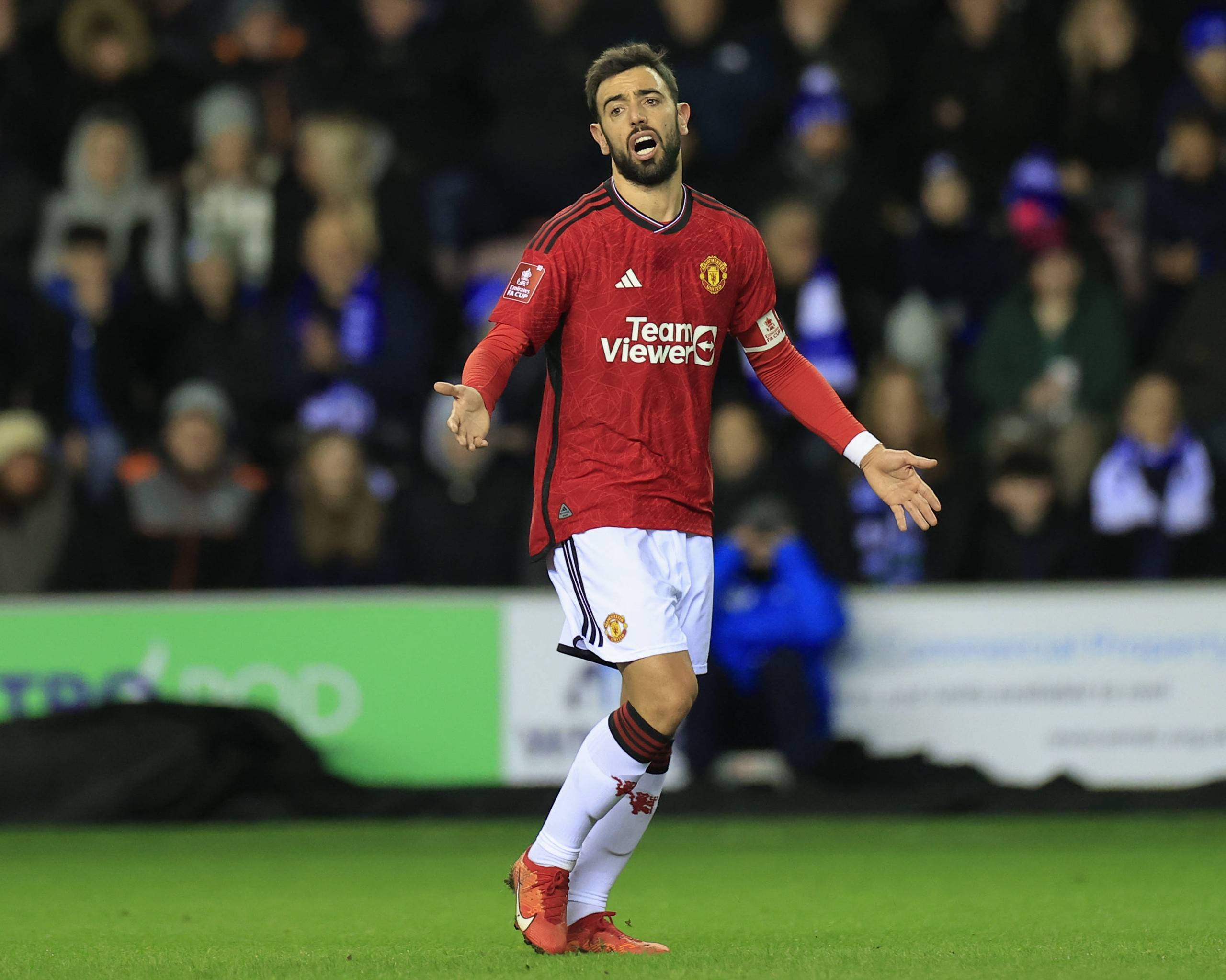 詹姆斯关键时刻连拿10分创赛季新高，头戴皇冠引球迷欢呼模仿（詹姆斯关键时刻连得10分刷新赛季新高，戴皇冠庆祝引爆球迷欢呼模仿）