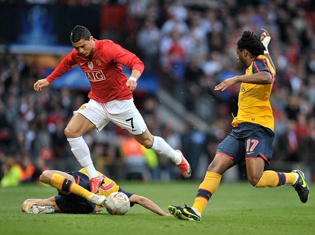 尼斯vs罗马欧联比赛期间法国警方拘捕102名球迷，并缴获很多武器（法国警方在欧联尼斯对罗马比赛期间拘捕102名球迷并缴获大量武器）