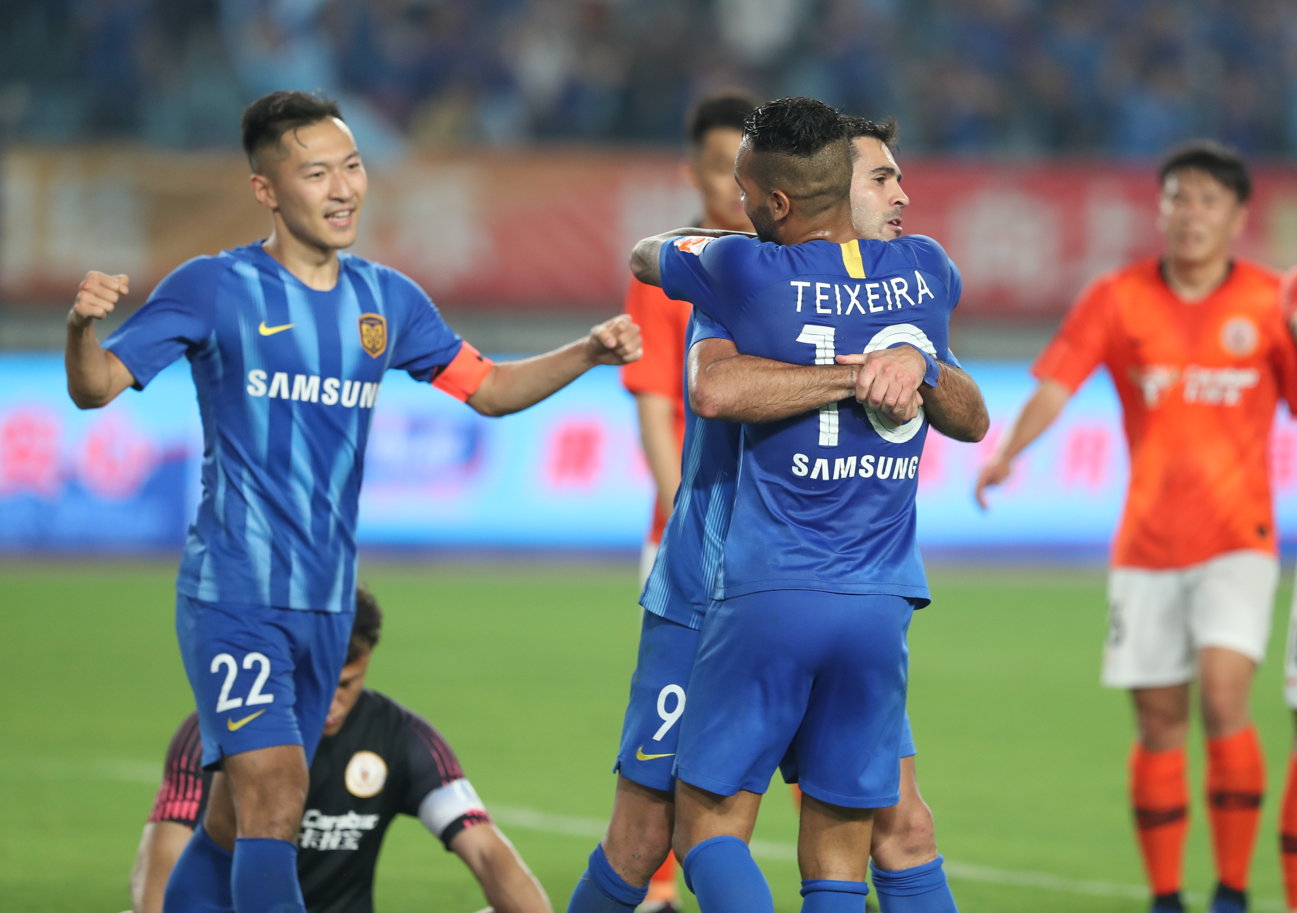 TA：莫斯克拉的贡献远不止是“临时救火”，他完全封锁了凯恩（TA：莫斯克拉的作用远超权宜之计，他彻底冻结了凯恩）