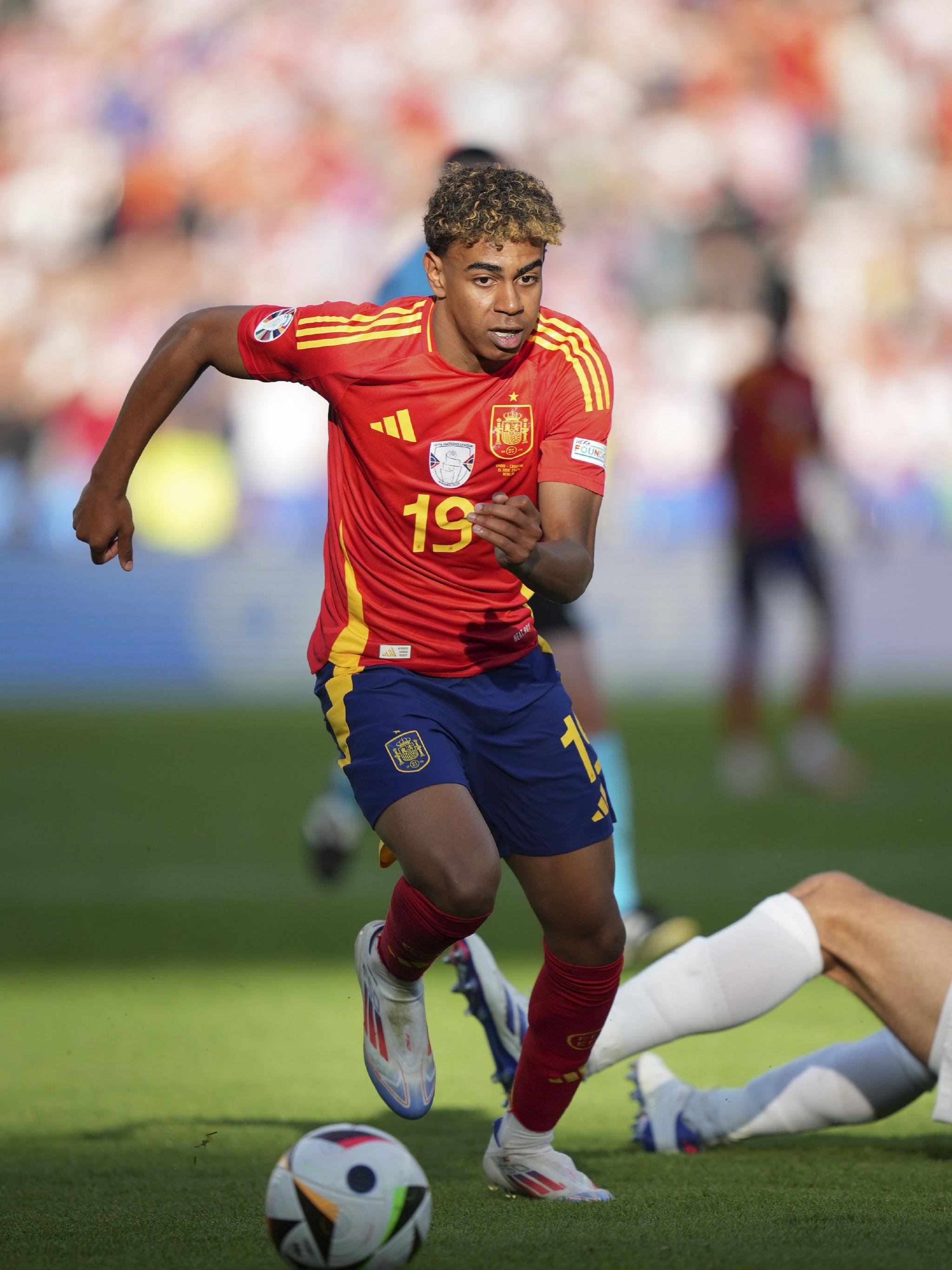 关系不错，阿诺德重返安菲尔德，和索博肩并肩走入球员通道（阿诺德重回安菲尔德，与索博并肩走进球员通道，关系融洽）